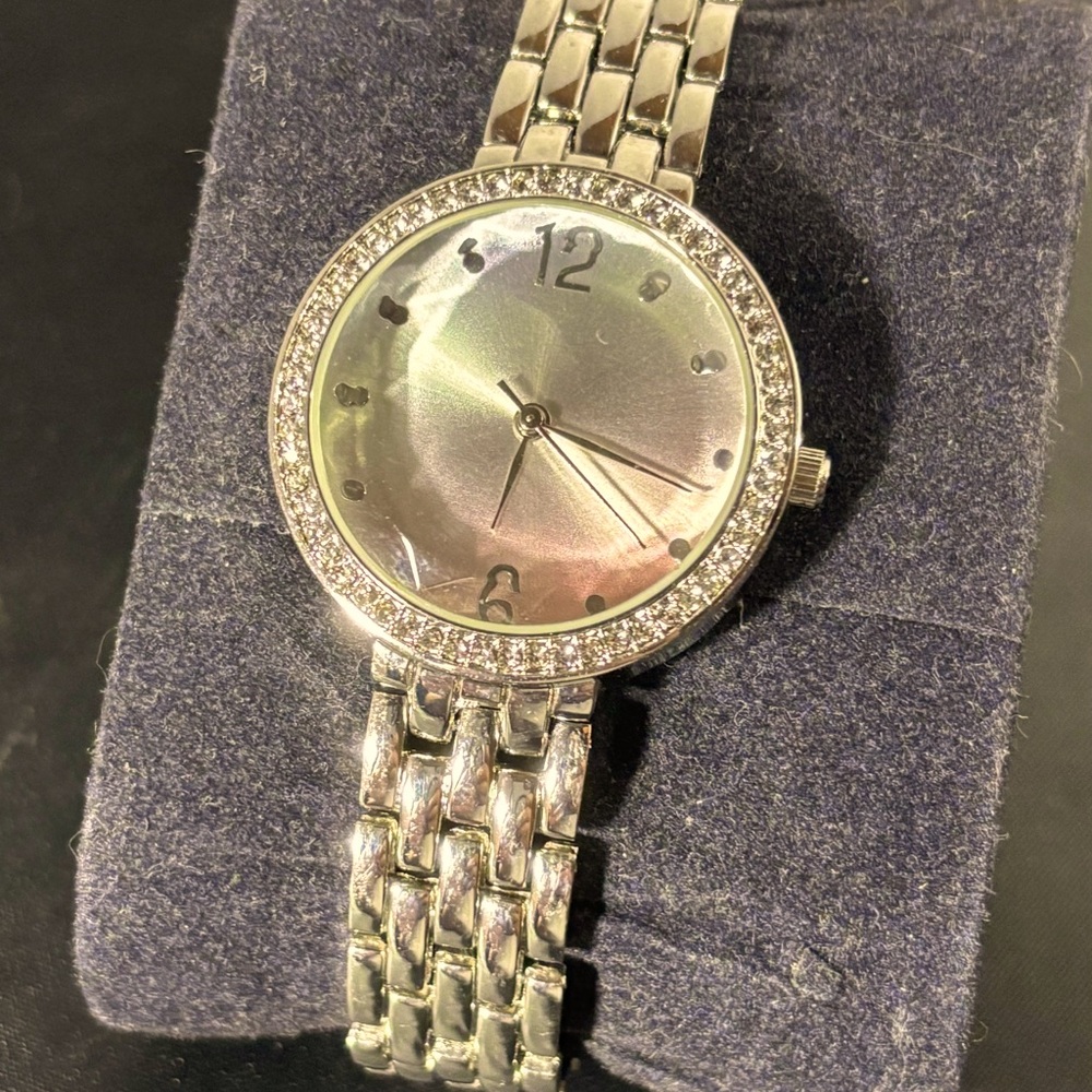 This lovely watch with different color face
Like new con. Comes w/ battery